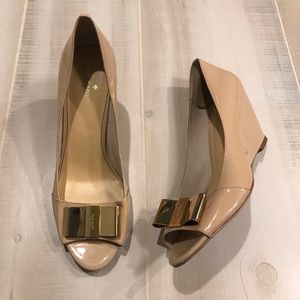 🔥✨Kate Spade Patent Leather Gold Bow Sandal Wedges